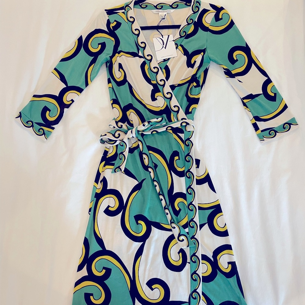 Diane Von Furstenberg, wrap dress, size 6, 100% silk.